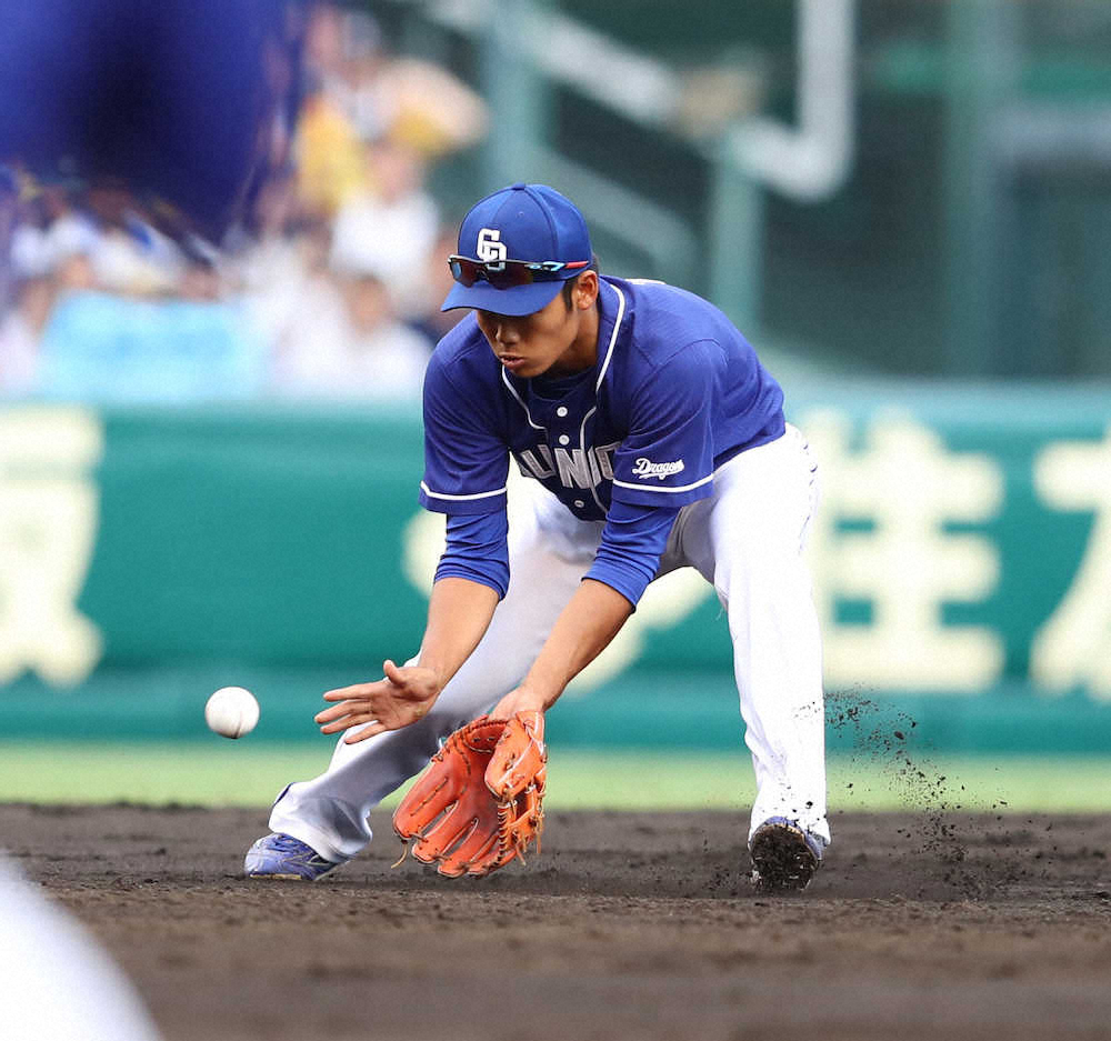 【画像・写真】中日・根尾　“聖地”甲子園凱旋で1軍デビュー　いきなりゴロ処理＆初打席は空振り三振