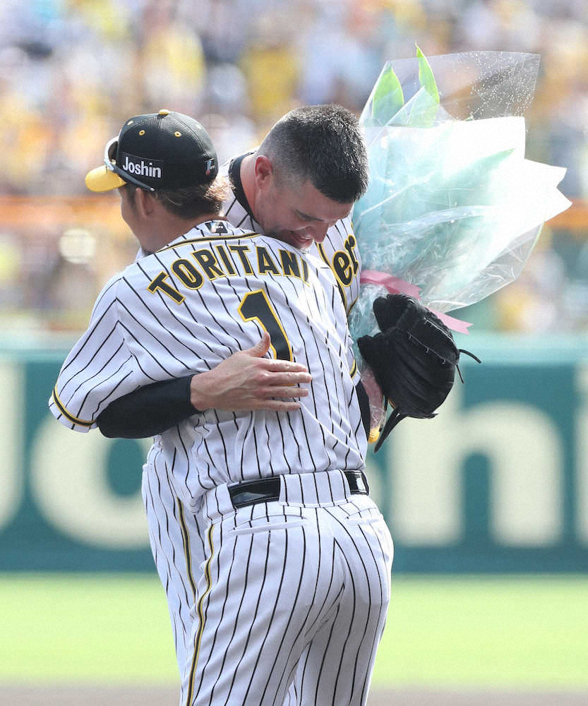 【画像・写真】阪神メッセ、甲子園に別れ　“戦友”鳥谷と抱擁「最高の瞬間だった」