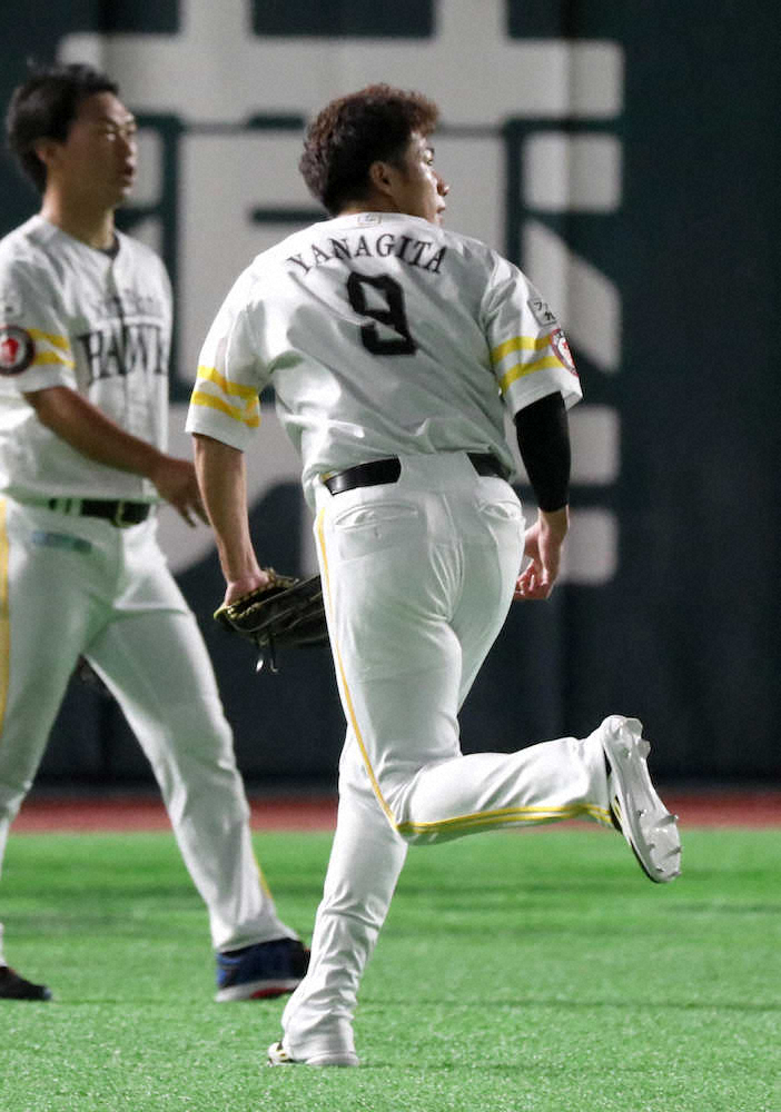 【画像・写真】外野ノックをうける柳田（撮影・中村達也）