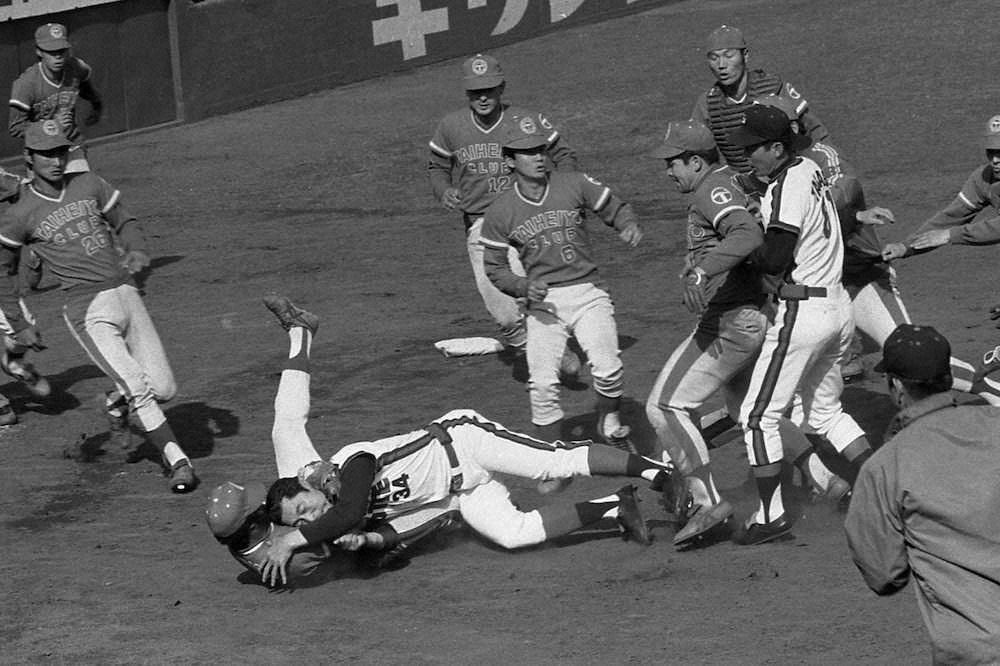 74年4月27日、本塁上でのラフプレーに激怒したロッテ・金田監督(中央、34番)が太平洋の選手と大乱闘になる