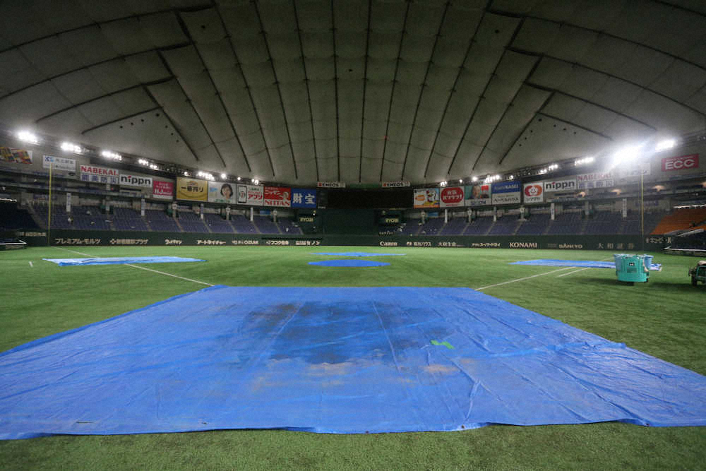 ＜CSファイナル　巨・神（3）＞東京ドームでは台風に備え試合後にシートがしかれる（撮影・大森　寛明）