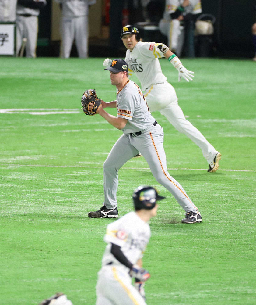 ソフトB内川の強め投前バント救った周東の足…巨人炭谷は脱帽「速いですね」