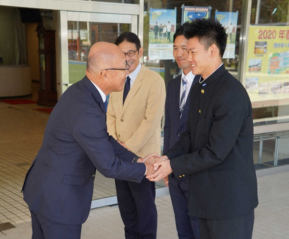 阪神　ドラフト3位の横浜・及川に指名あいさつ　目輝かせ「球界を代表するような投手に」