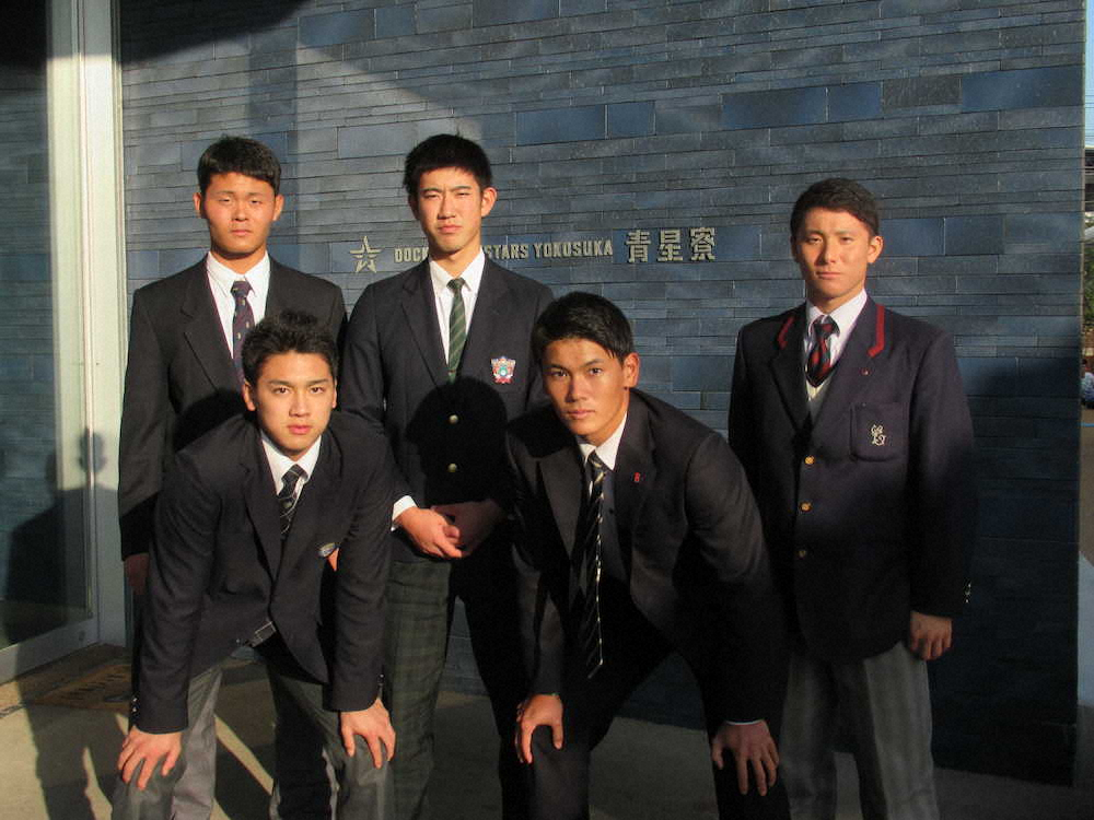 DeNAからドラフト指名され、2軍施設を見学した（前列左から）森、坂本、（後列左から）浅田、田部、東妻