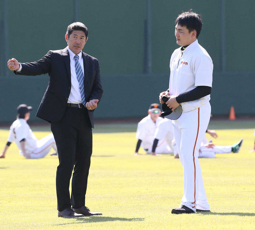 巨人・石井琢朗コーチ、スーツ姿であいさつ「プレッシャーを感じます」