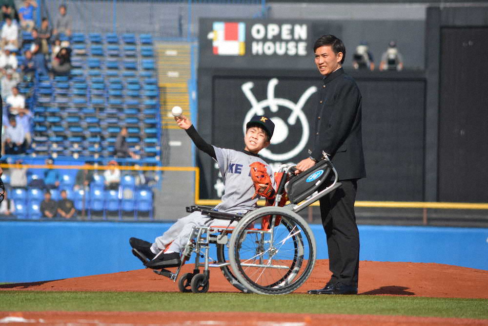 早慶戦　慢性疾患抱える11歳の田村勇志君が始球式　全力投球に拍手「めっちゃ緊張」