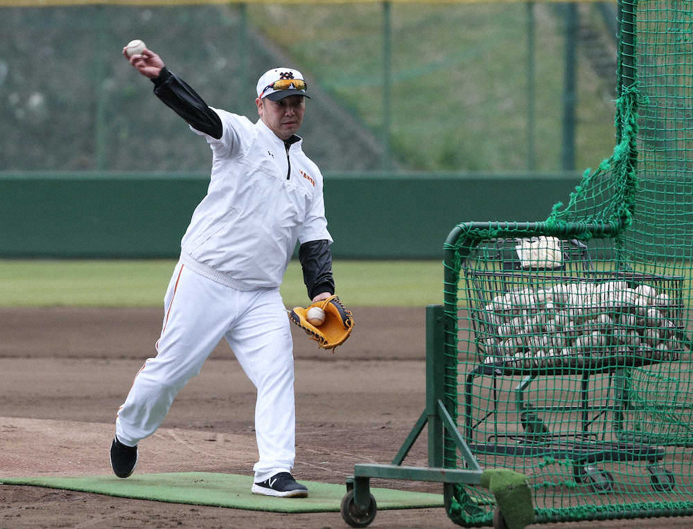 巨人・阿部2軍監督　精力的に打撃投手“選手と一緒に汗を流す”