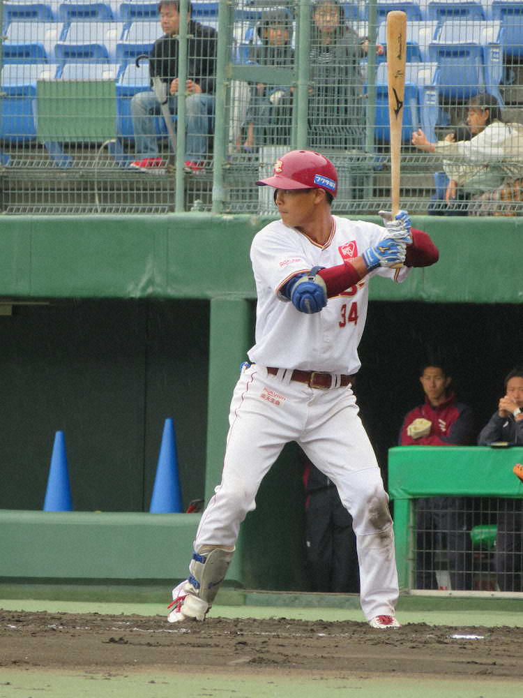 楽天の2年目・山崎、バットでアピール　狙うは“内野の定位置”だ