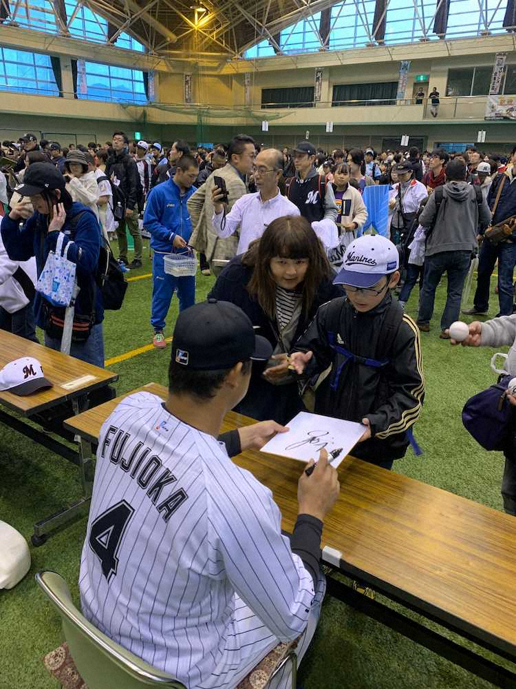 ロッテ　被災地・千葉県鴨川でサイン会「選手も張り切り具合違う」