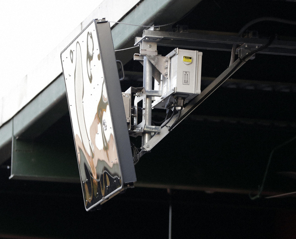 今年、米独立リーグ、アトランティック・リーグのオールスター戦でテスト導入されたロボット審判。本塁後方の屋根にストライク判定の機器が設置された（AP）