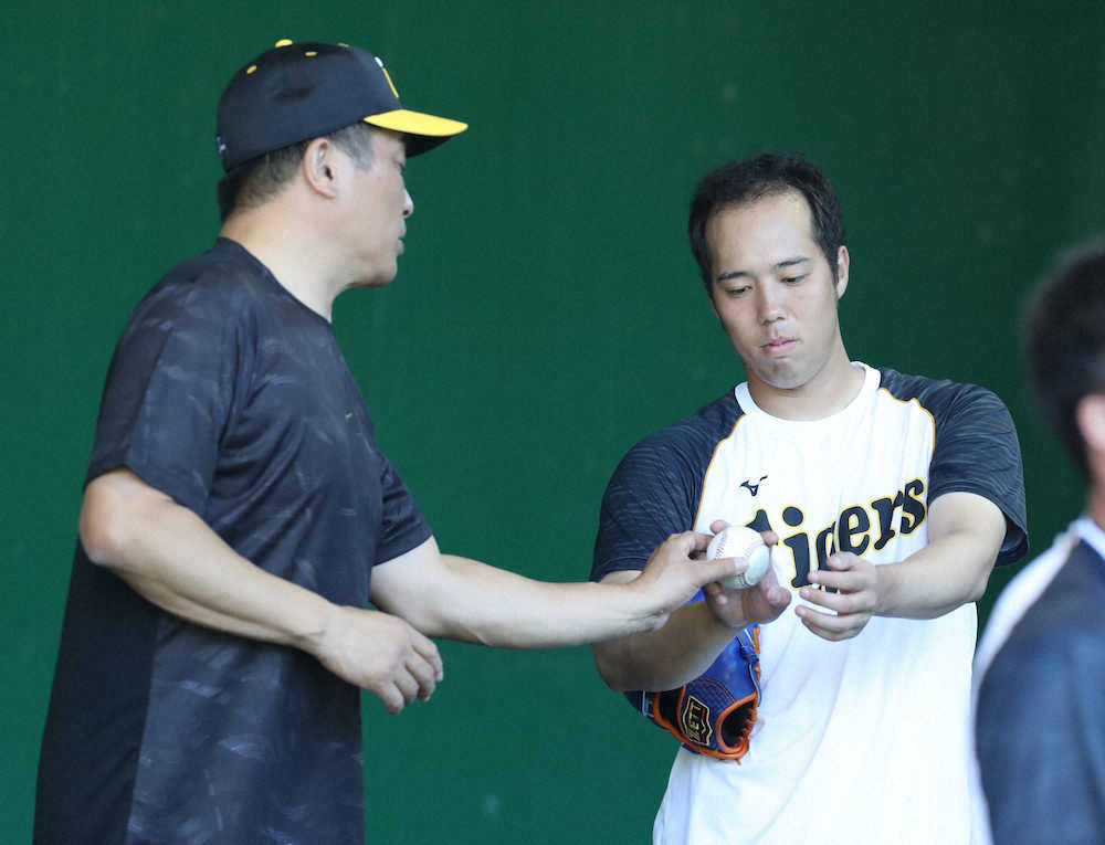 山本昌臨時コーチ（左）に指導を受ける阪神・青柳