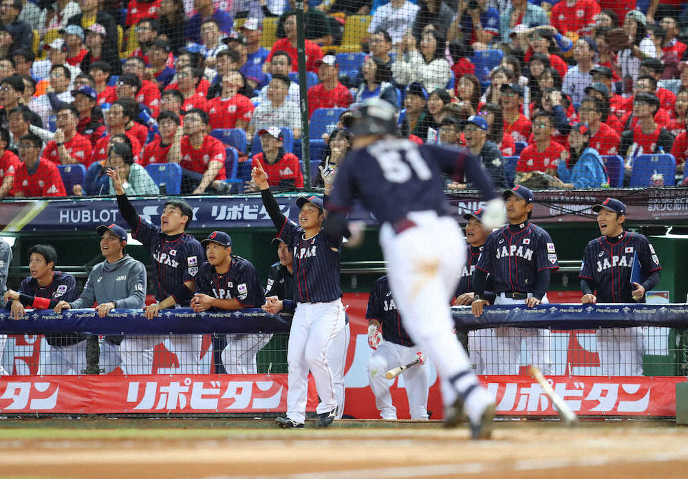 ＜日本・台湾＞3回2死一塁、鈴木（手前）の2点本塁打となる打球を見つめる日本ナイン（撮影・木村　揚輔）