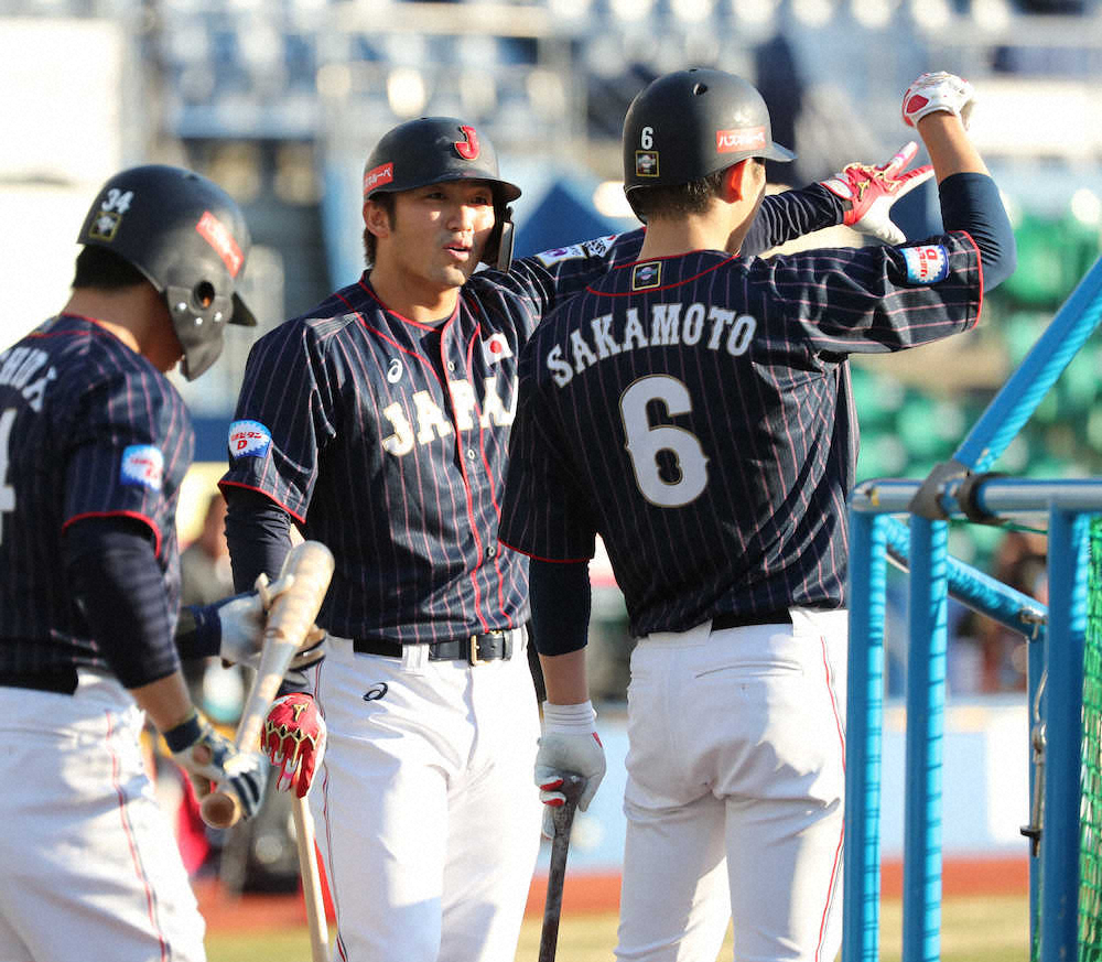 侍J・坂本勇　誠也と野球談議「同じ右バッターとして負けたくない」