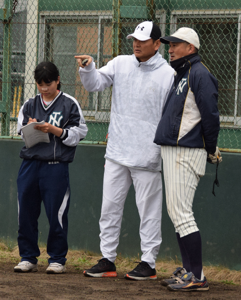 昨年、外部コーチとして帝京長岡を指導した芝草氏（中央）