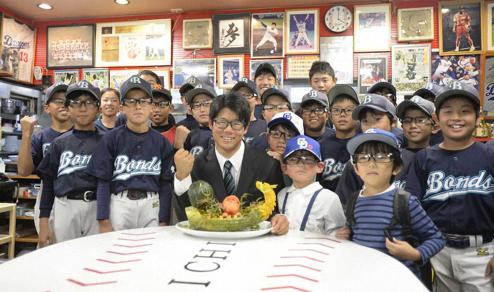 地元の少年野球チーム「筒井ボンズ」の黒縁メガネの子どもたちと写真に収まる中日育成1位の名古屋大・松田