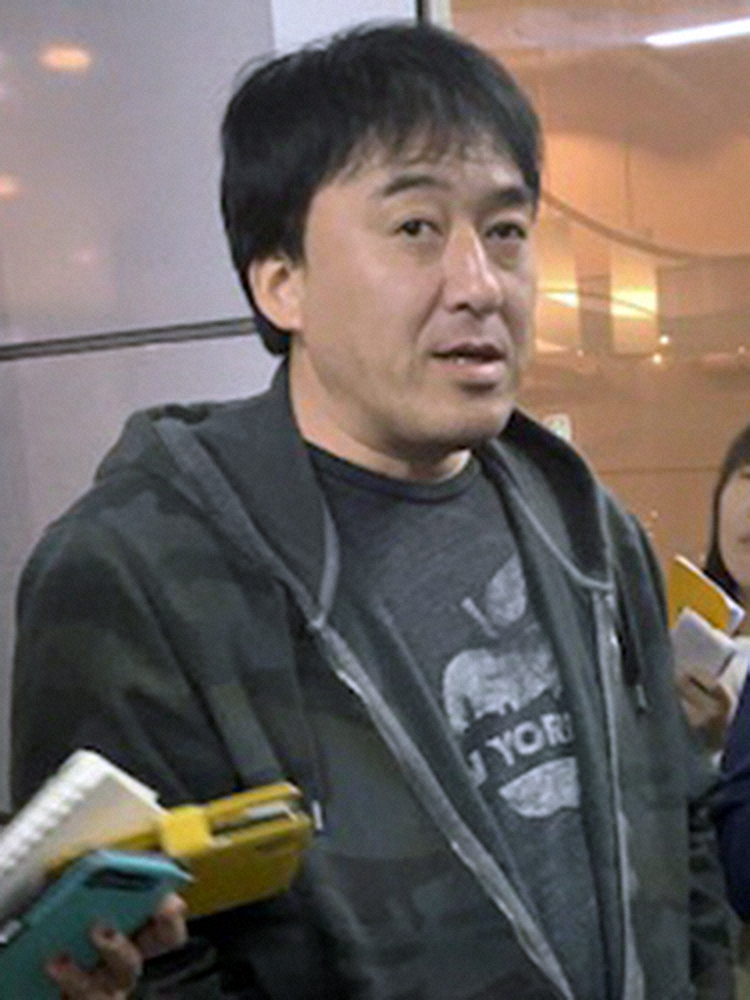 ソフトバンク・福田との交渉を終え、帰京した楽天・石井GMは羽田空港で報道陣に対応する。