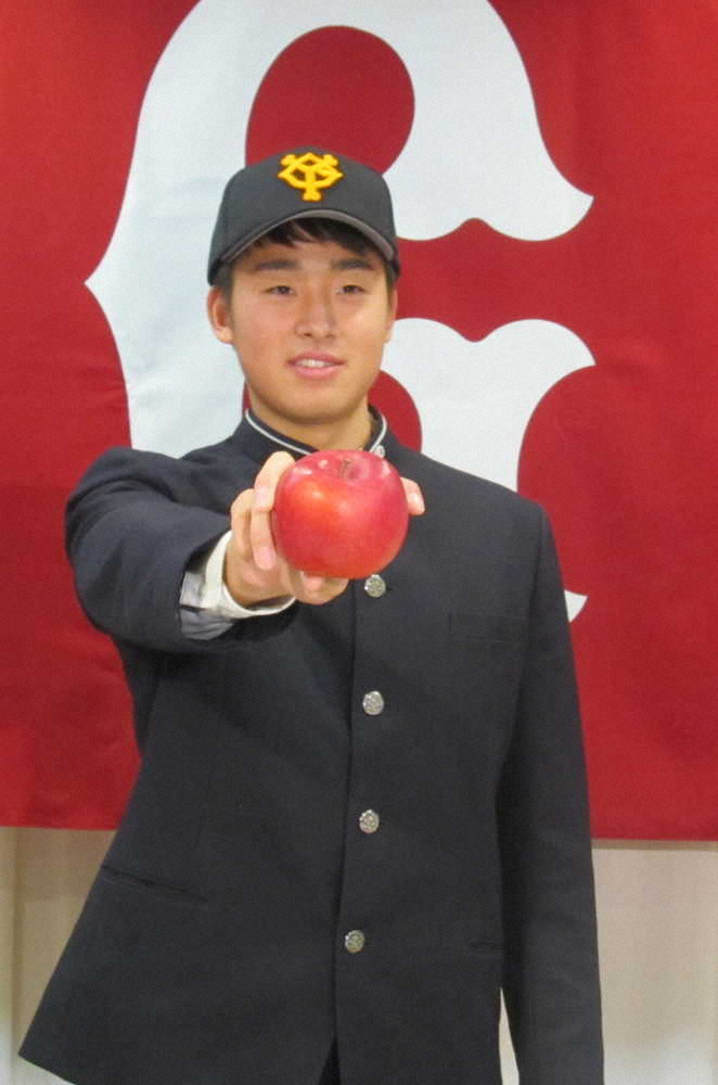 りんごを手に笑顔を見せる青森山田・堀田