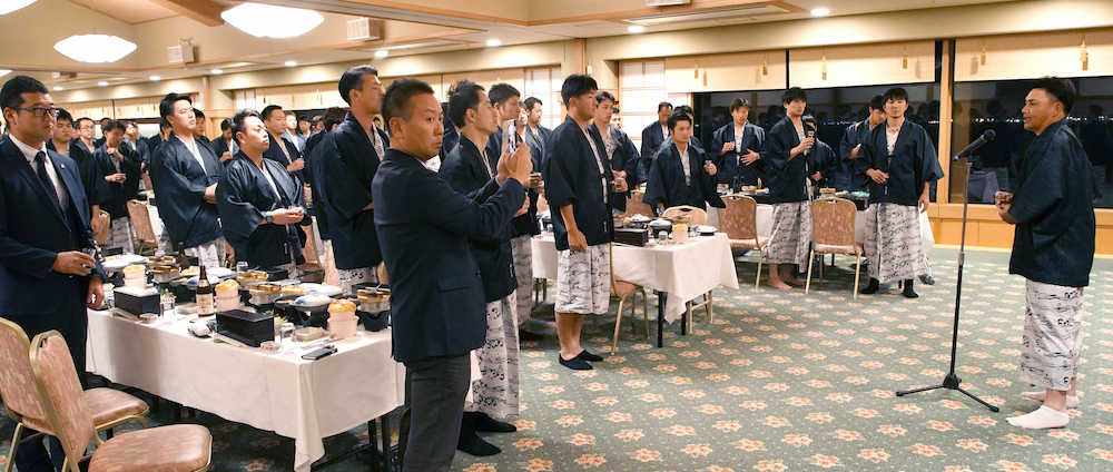 【画像・写真】乾杯の音頭を取る井口監督（撮影・長久保　豊）