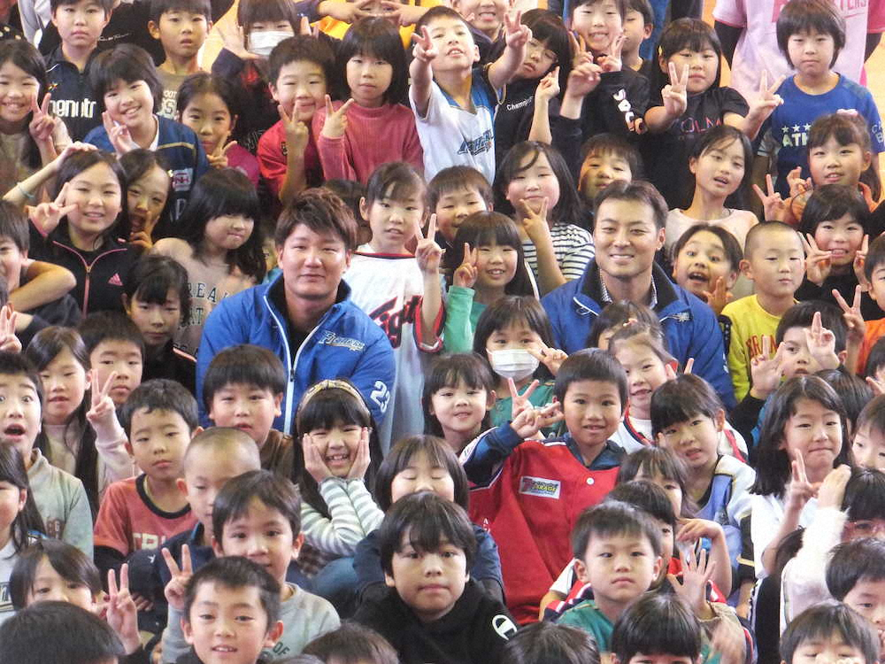 鵡川中央小学校の児童らと記念撮影する日本ハム・渡辺（中央左）と田中賢介氏