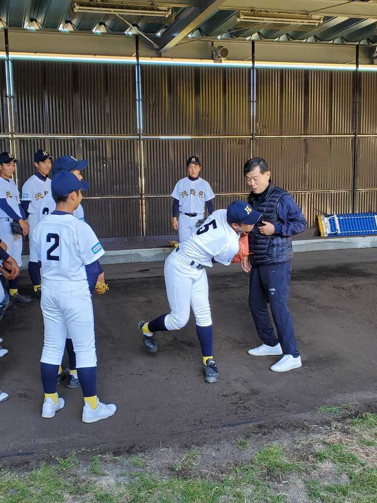 徳島県阿南市で野球教室を行った渡辺元智氏
