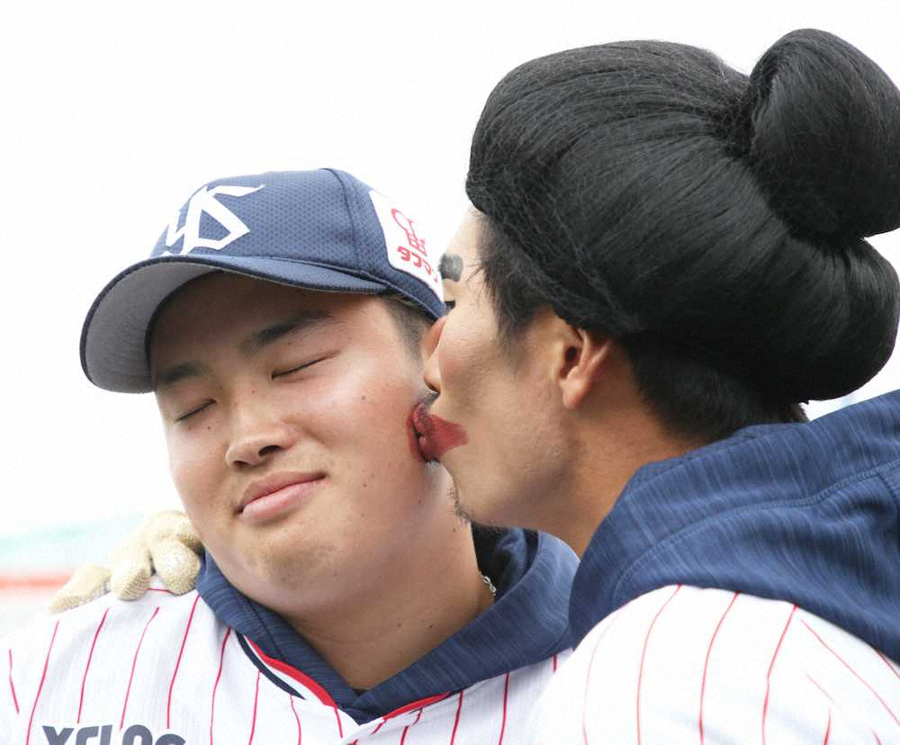 ヤクルト村上、上田のキスに「最高」　ファン感で「つよしの部屋」