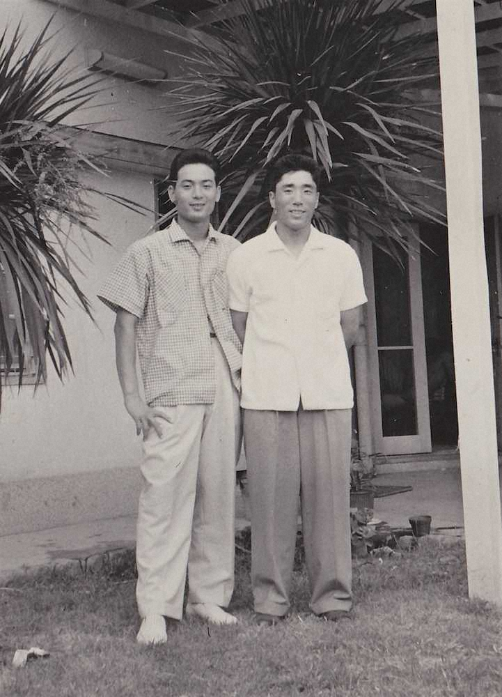 1955年、若竹荘玄関前で同じく新人の佐藤敬典投手（右）と梅本正之さん＝梅本さん提供＝