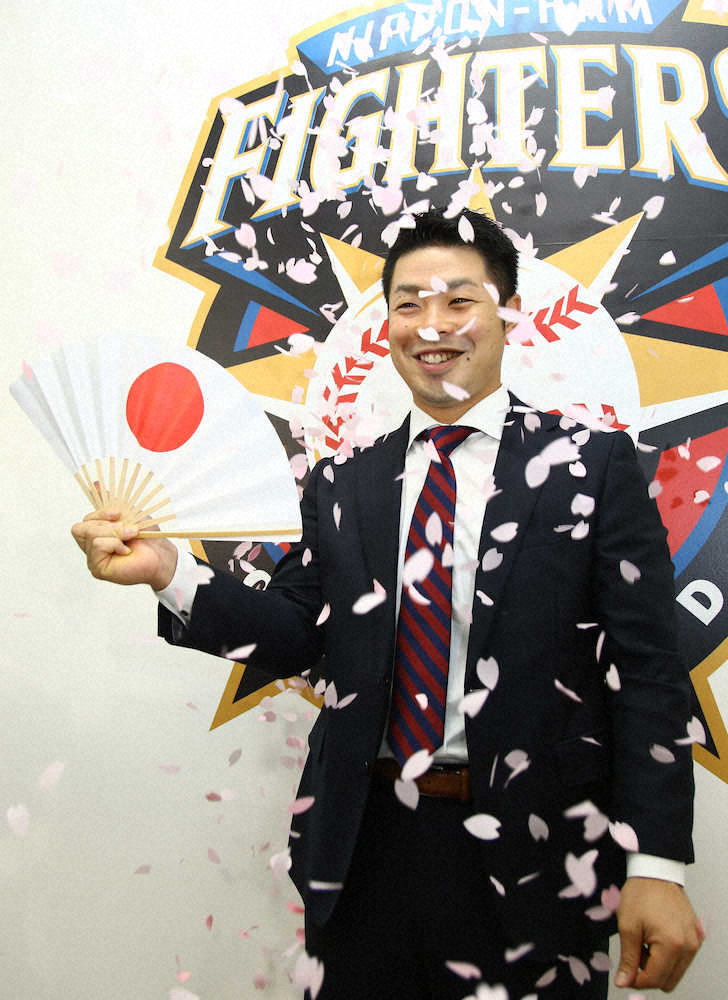 日本ハム・近藤、年俸変動制で3年契約「ファイターズにいたいと…」