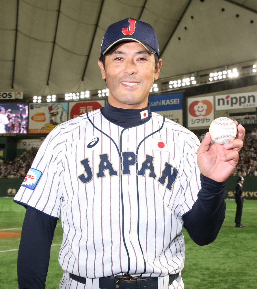 「プレミア１２」初優勝のウイニングボールを手に笑顔を見せる稲葉篤紀監督