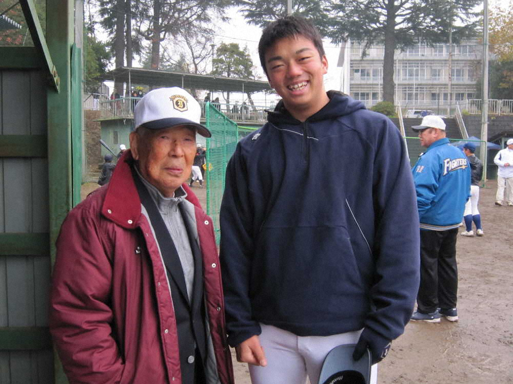 木内氏と野球教室に参加した巨人ドラフト3位の常総学院・菊田