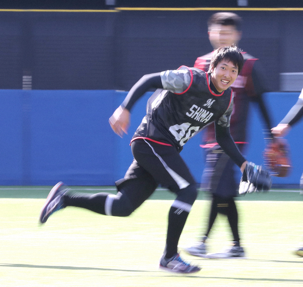 躍動感あふれる動きでボールを追うドラフト３位の島孝明投手