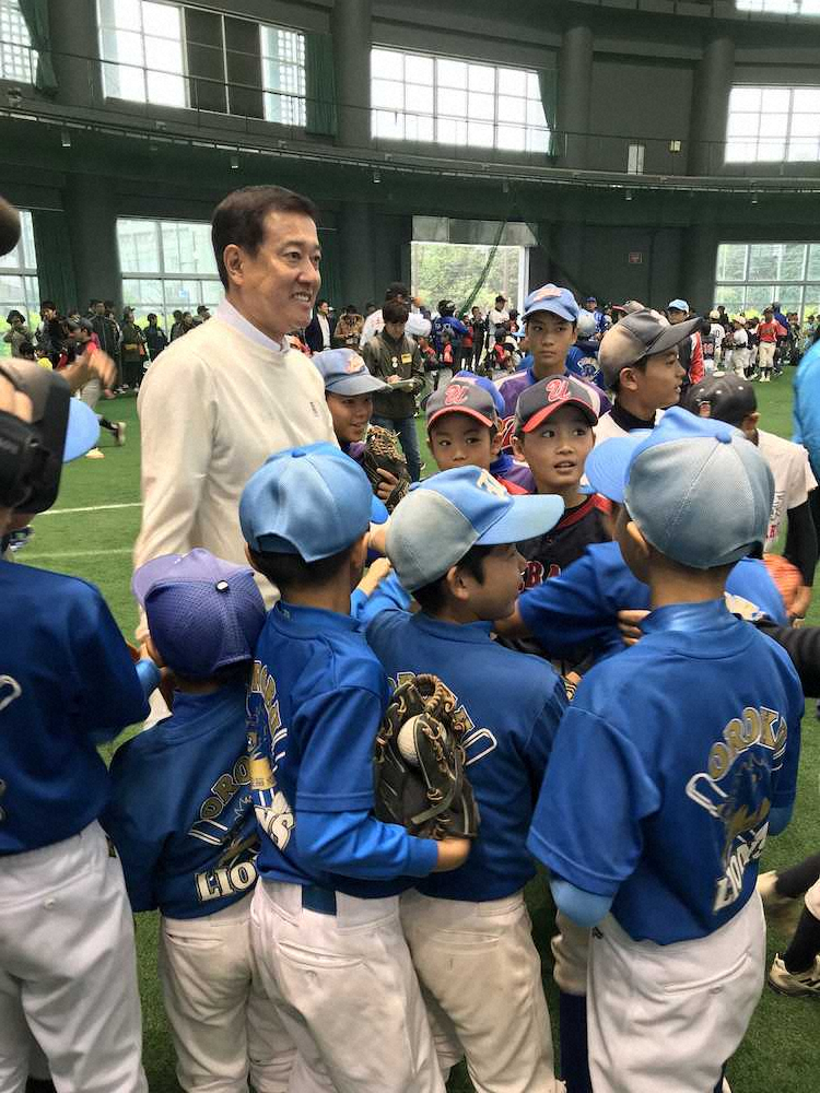 巨人・原監督「野球のレベル高い」　由伸前監督らと沖縄で野球教室