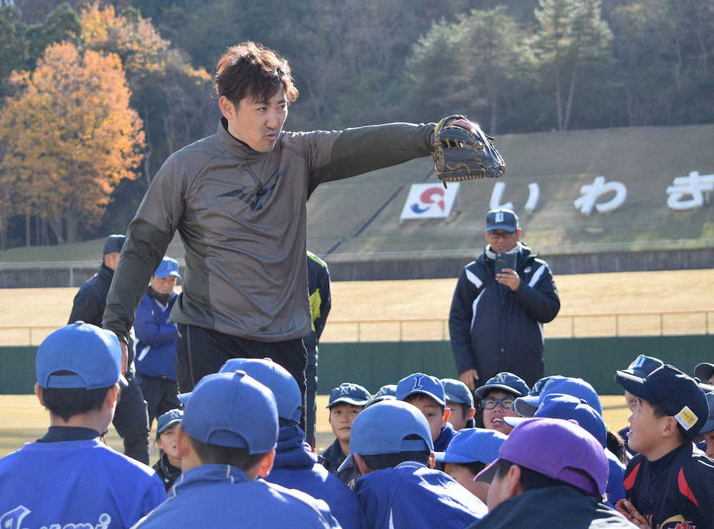 福島県いわき市のいわきグリーンスタジアムで野球教室を行い、子どもたちにアドバイスを送る内川