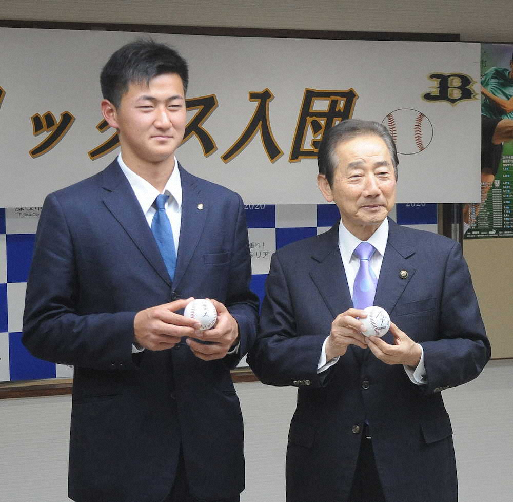 紅林（左）は北村市長とサインボールを交換し記念撮影