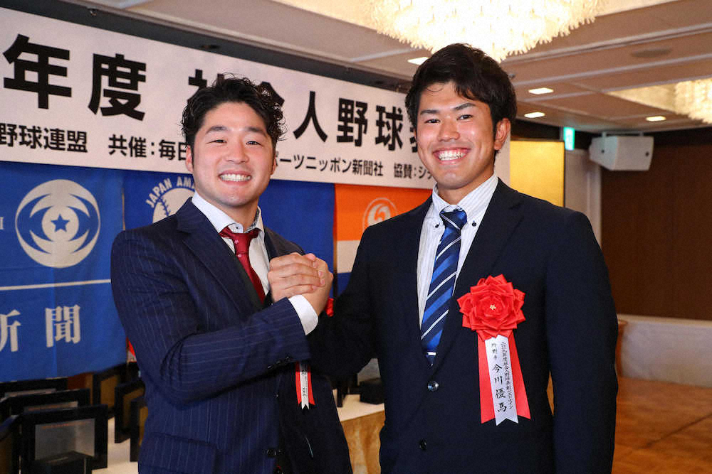 ＜2019年度社会人野球表彰式＞笑顔を見せる峯本（左）と今川（撮影・会津　智海）