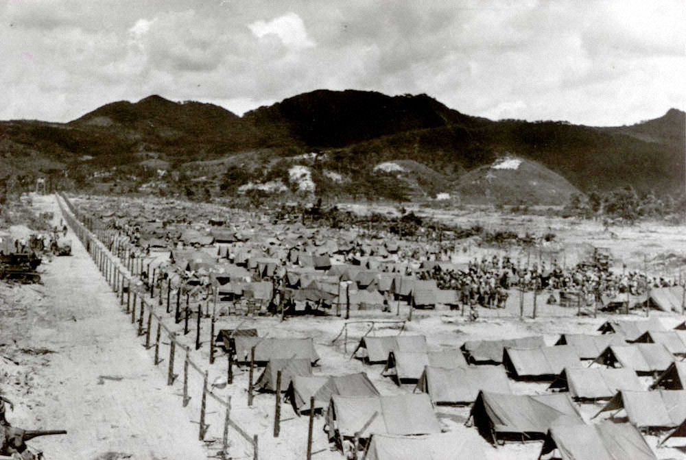 屋嘉の捕虜収容所。二重の有刺鉄線で囲まれていた。1945年6月27日撮影＝那覇市歴史博物館提供＝