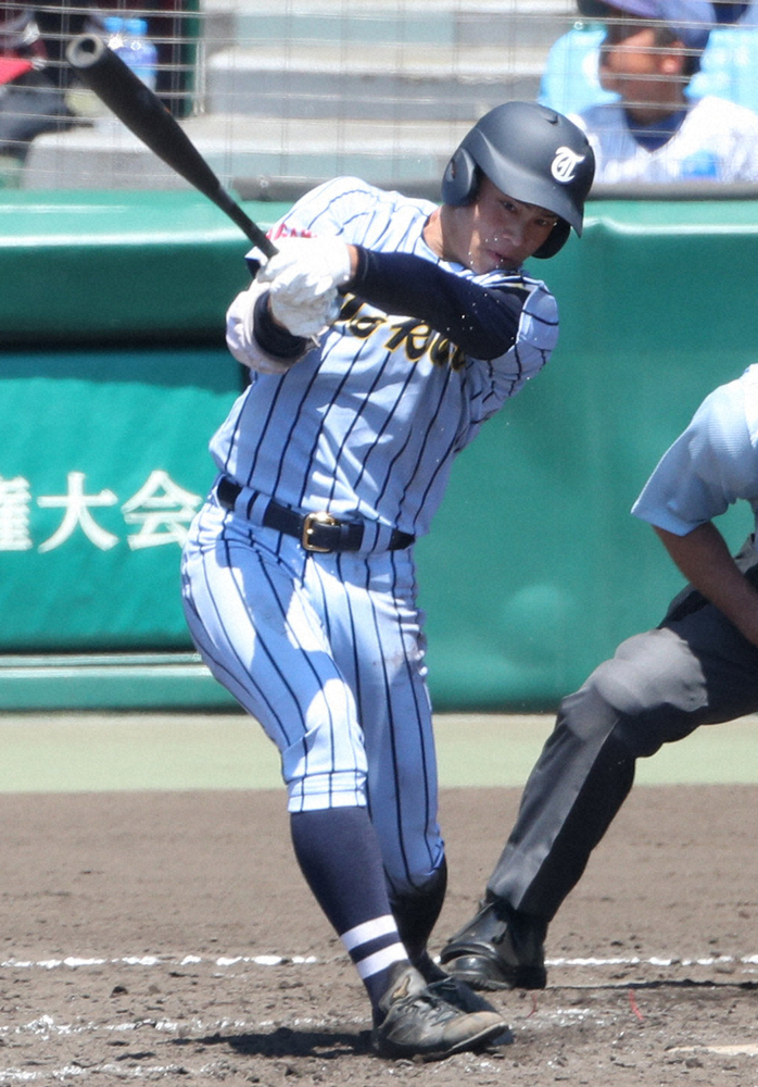 ８月11日、夏の甲子園の近江戦で二塁打を放つ東海大相模・遠藤