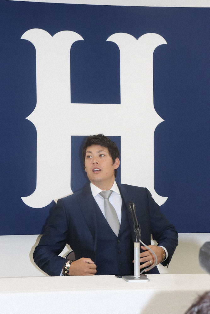 【画像・写真】契約更改を終えて会見に臨む九里