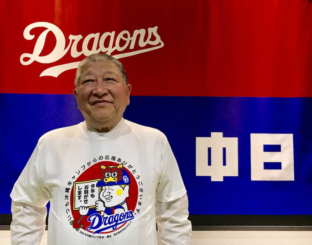 自身がデザインされたTシャツを着る矢野球団社長