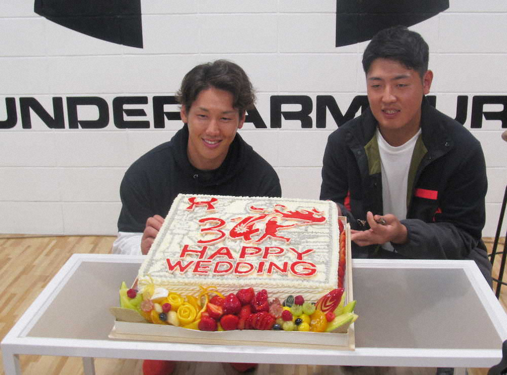 サプライズケーキを手に笑顔を見せるオリックス・吉田正（左）と巨人・岡本（右）　　　　　　　　　　　　　　　　　　　　　　　　　　　