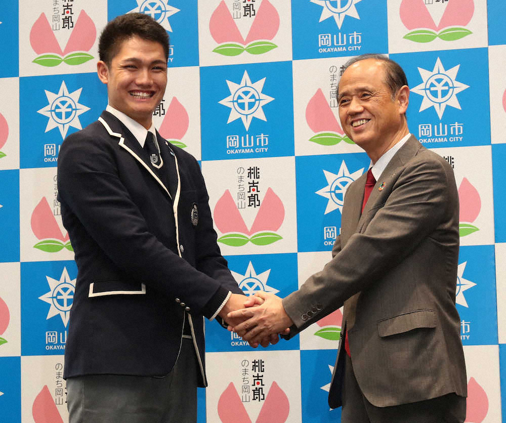 大森市長（右）と笑顔で握手する西純矢　（撮影・平嶋　理子）