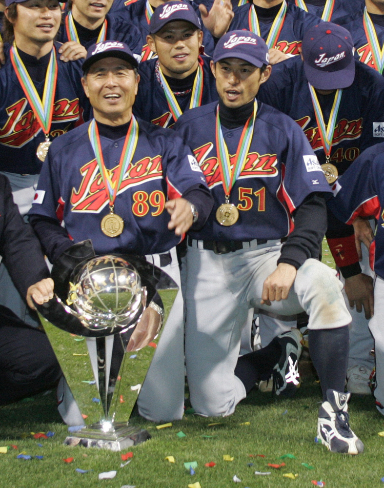 2006年ＷＢＣで世界一に輝き、トロフィーを前に笑顔を見せる王貞治監督（手前左）とイチロー（手前右）