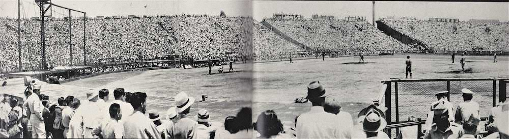 【画像・写真】1950年8月、超満員の甲子園球場＝阪神球団『タイガース30年史』（1964年3月発行）より＝