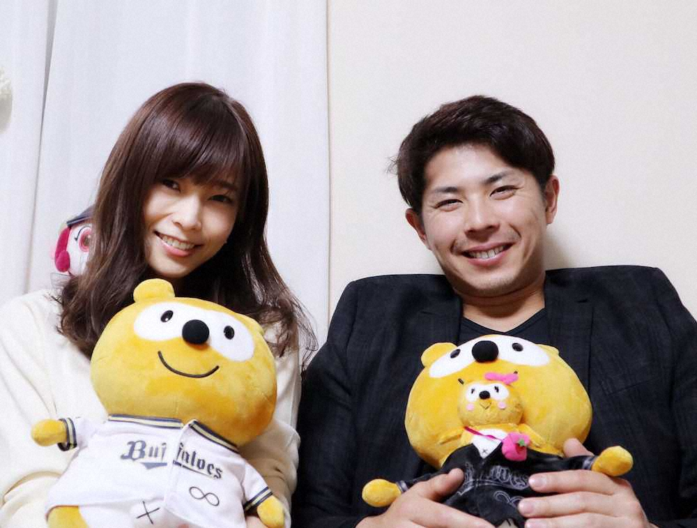 オリックス若月、結婚！8歳年上の美人声優・立花理香さんに「ポンタ」人形に指輪付けプロポーズ