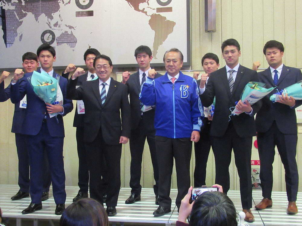 横須賀市のDeNA新入団歓迎式に出席した（前列左から）坂本、青木副議長、上地市長、森、（後列左から）浅田、蝦名、田部、東妻、伊勢