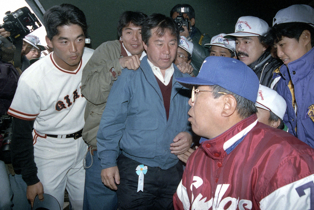 【画像・写真】1993年オープン戦、試合前に、古巣ヤクルト野村監督にあいさつする長嶋一茂