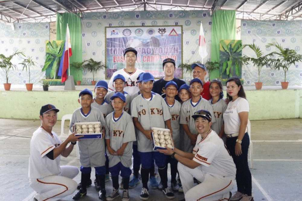 巨人、フィリピンで初の野球教室　基本動作指導に笑顔の球児たち