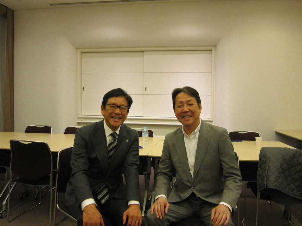 スポーツフォーラムに出席した日本ハム・栗山監督（左）と牛島氏　　　　　　　　　　　　　　　　　　　　　　　　　　　　　