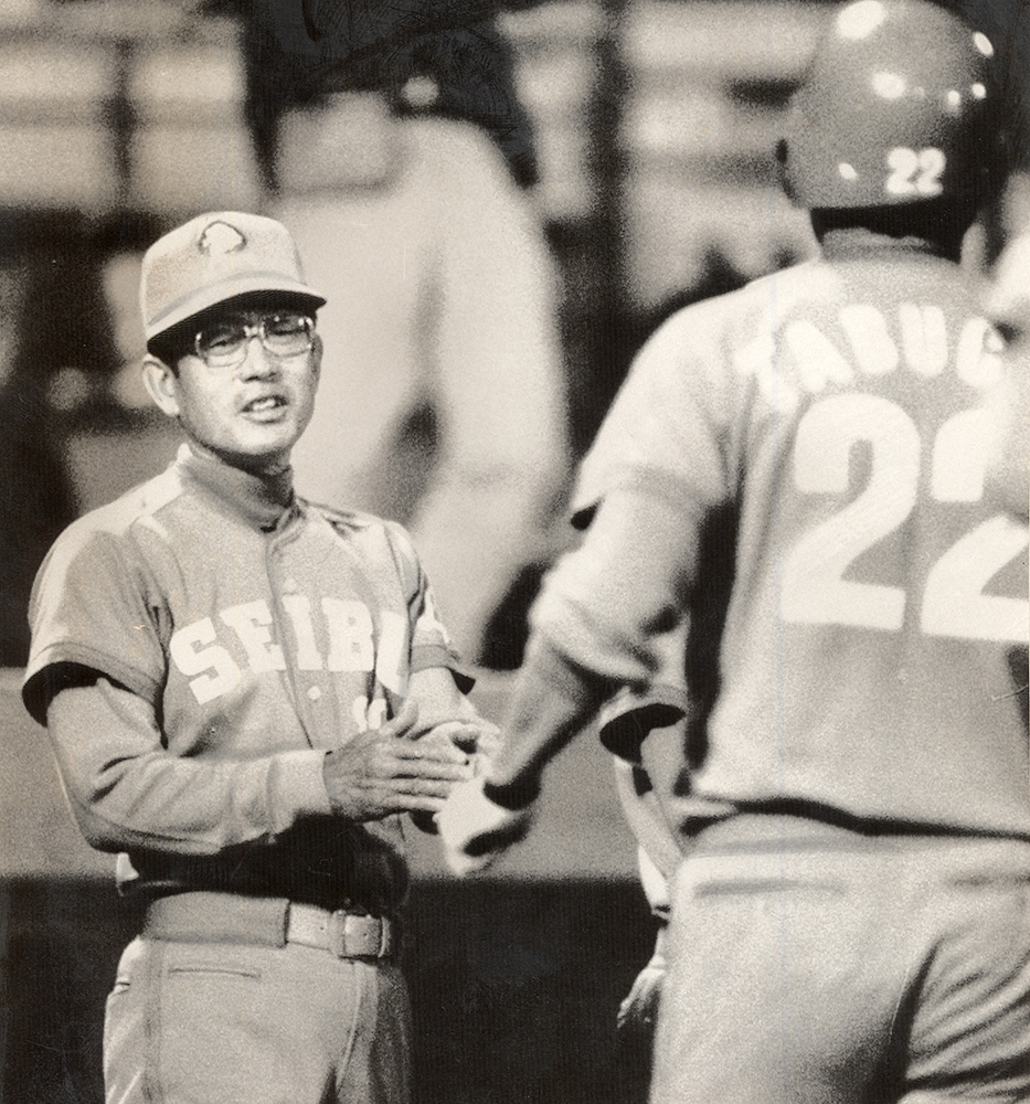 1982年6月20日の南海戦で代打本塁打を放った西武・田淵（右）を迎える広岡監督