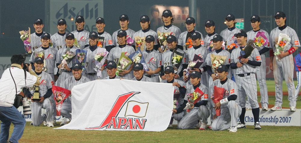 2007年アジア野球選手権、花束を手に記念撮影する日本代表ナイン。田淵ヘッド、矢野選手の顔も