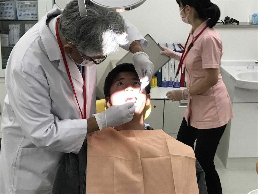 歯科検診を受ける広島ルーキーの宇草